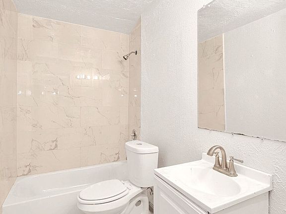 4th image of 2811 Broad St #27