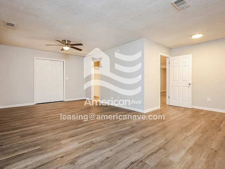 802053_005_wm_-_living_room_13420115.jpg