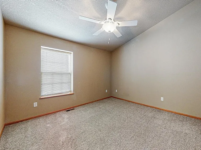 385 NE Sandalwood — Photo 14