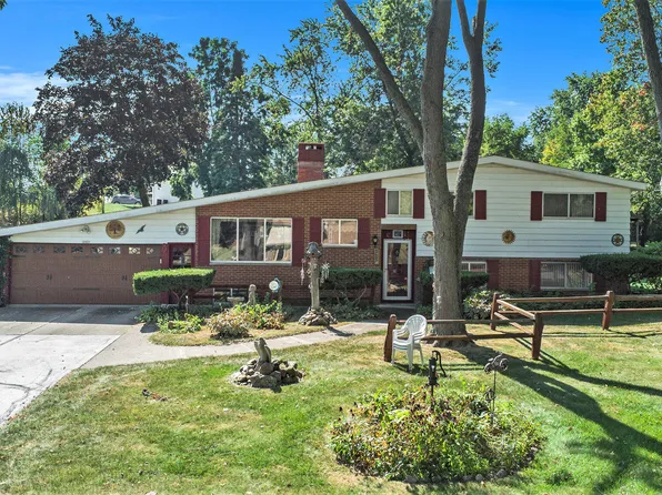 2452 Valleylane Dr, Grand Blanc, MI 48439