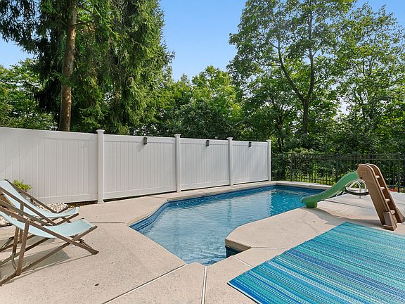 327 Ashford Avenue