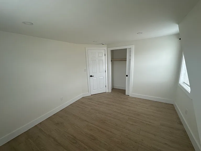 Madeline Ave — Photo 12