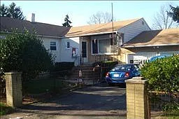 385 Lewis St photo 1