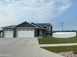 1825 Washington Dr NE, Watertown, SD 57201