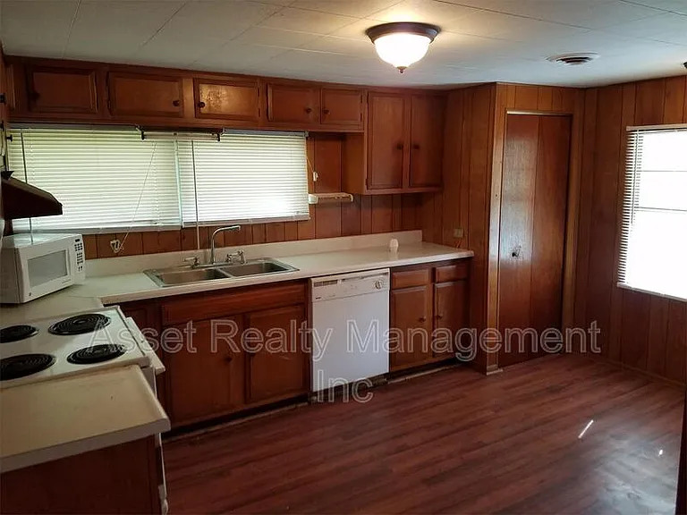 102 Wainwright Rd — Photo 6