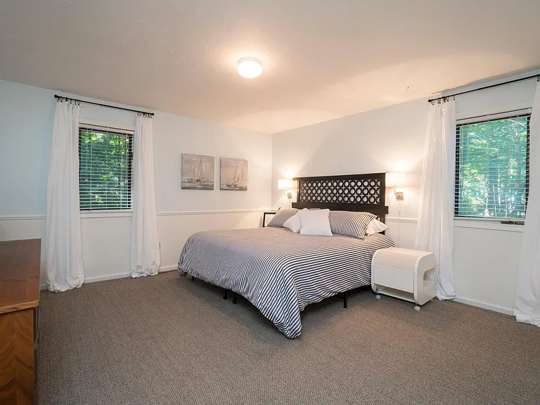 Master bedroom with King Bed (Upper Level)