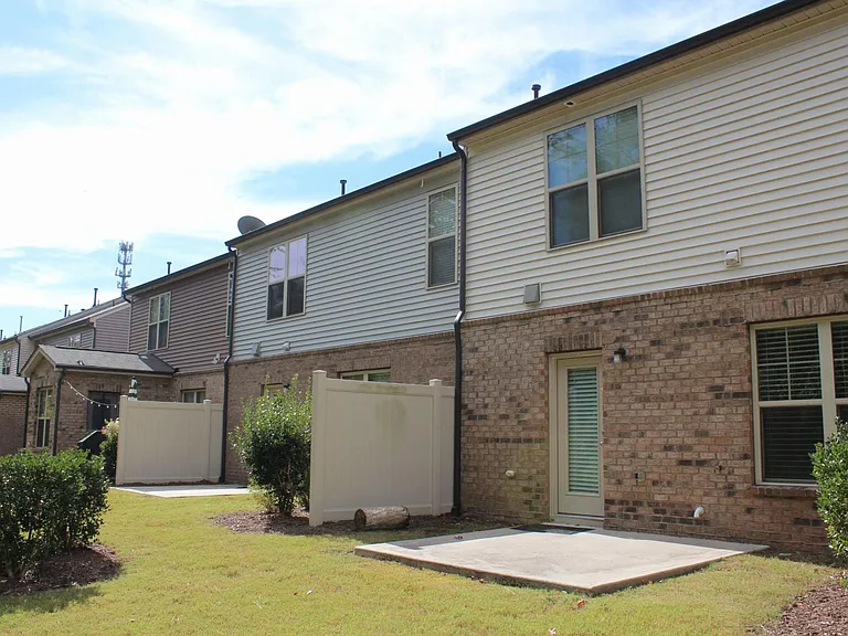421 Chanson Dr — Photo 16