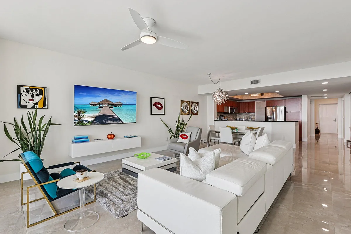 Building Photo - 2640 Lake Shore Dr #2312