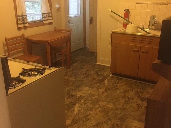 3rd image of 507 Vine Ave W