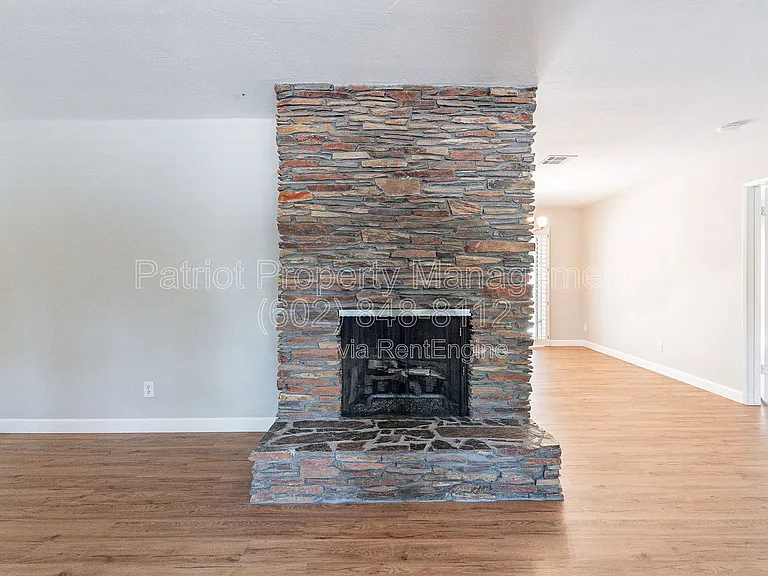 110 W Seldon Ln — Photo 5