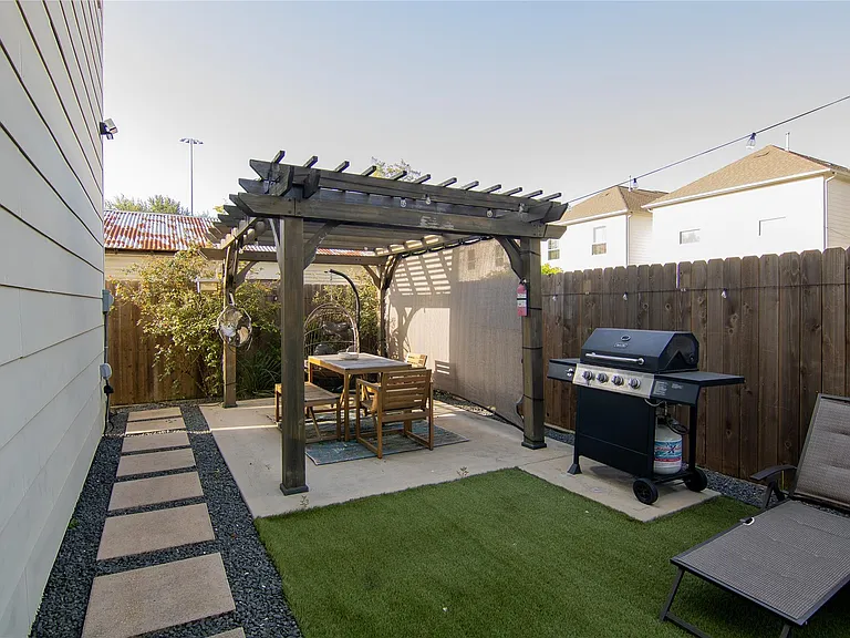 2306 Wipprecht St — Photo 8