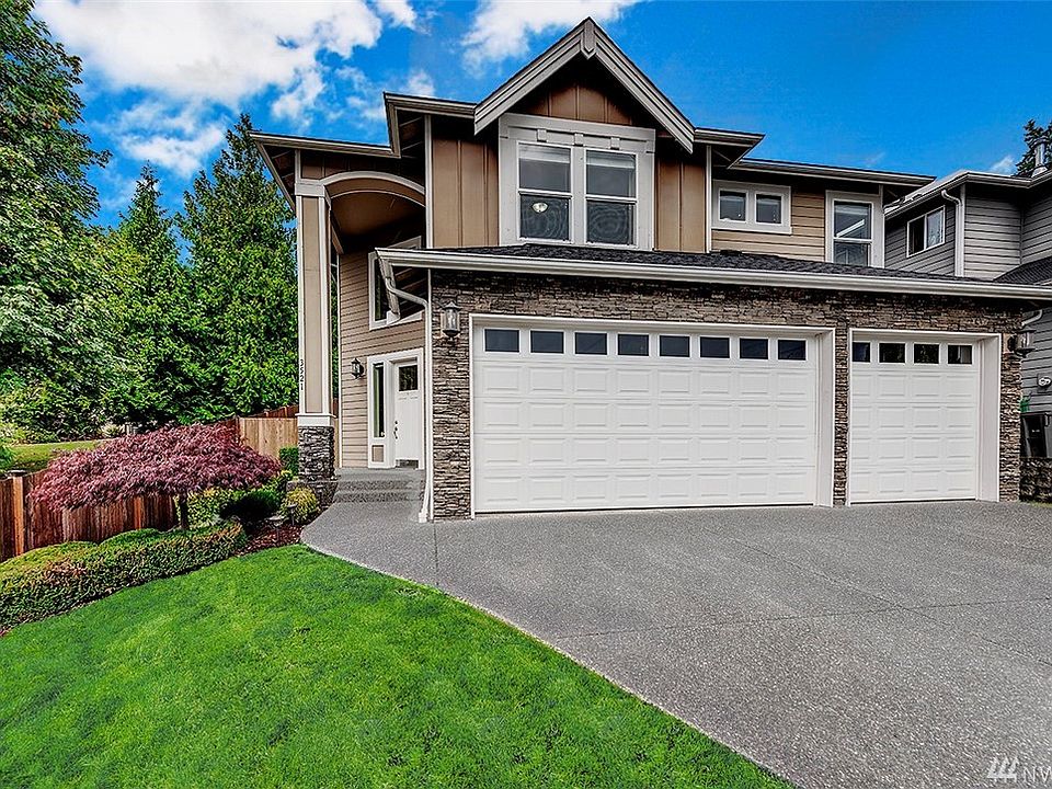Welcome to your new home in Bothell with your three-car garage and beautiful front yard. This house has been meticulously maintained. 