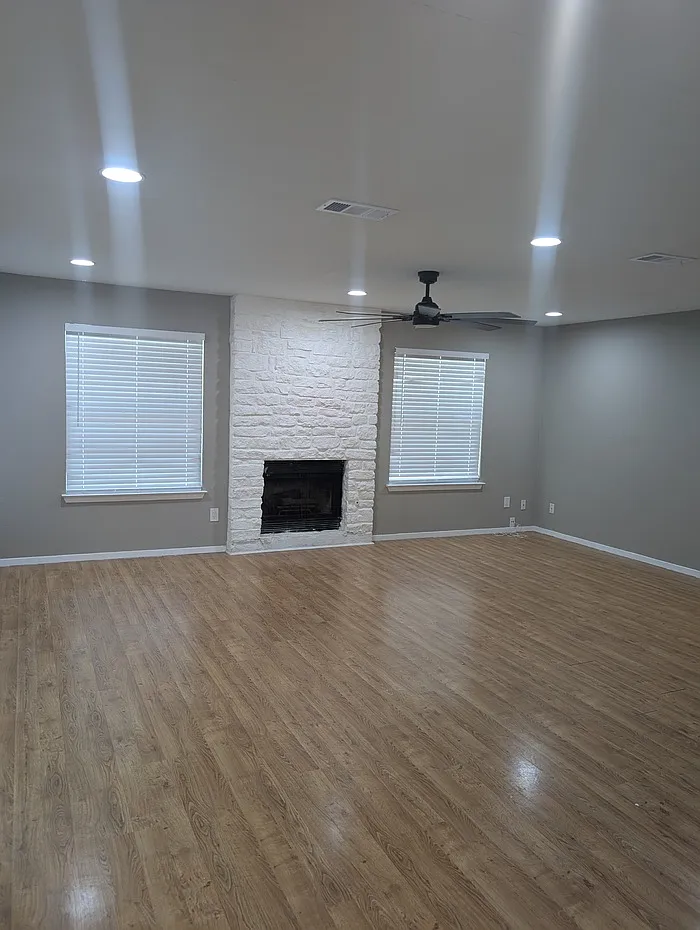 3 bed, 2.0 bath, 1346 sqft, $2,595 — Photo 2
