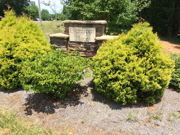 8212 Bennett Ln, Sherrills Ford, NC 28673