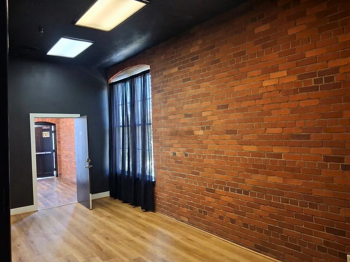 2 bed, 500 sqft, $1,800 — Photo 2