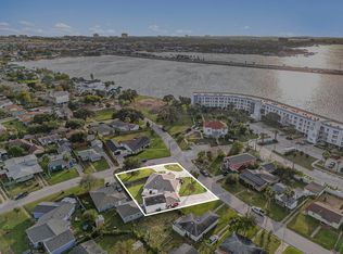 1310 Bayou Shore Dr, Galveston, TX 77551