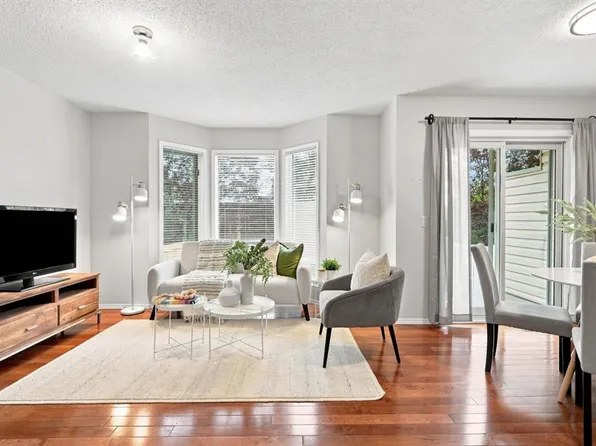 506 S Hawkstone Mnr NW, Calgary, AB T3G 3X2