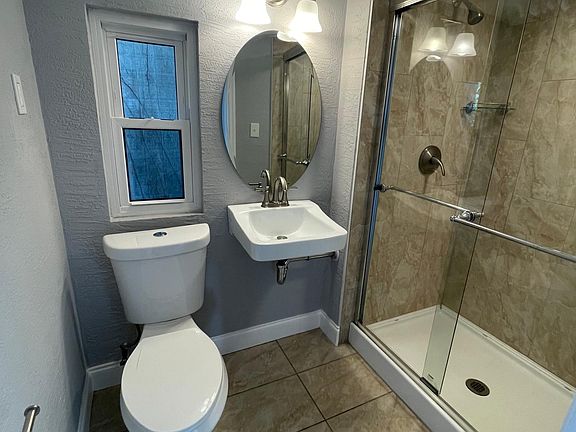 5th image of 304 Live Oak St #A