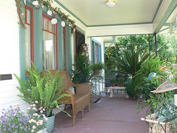 Covered front porch with crown moulding!