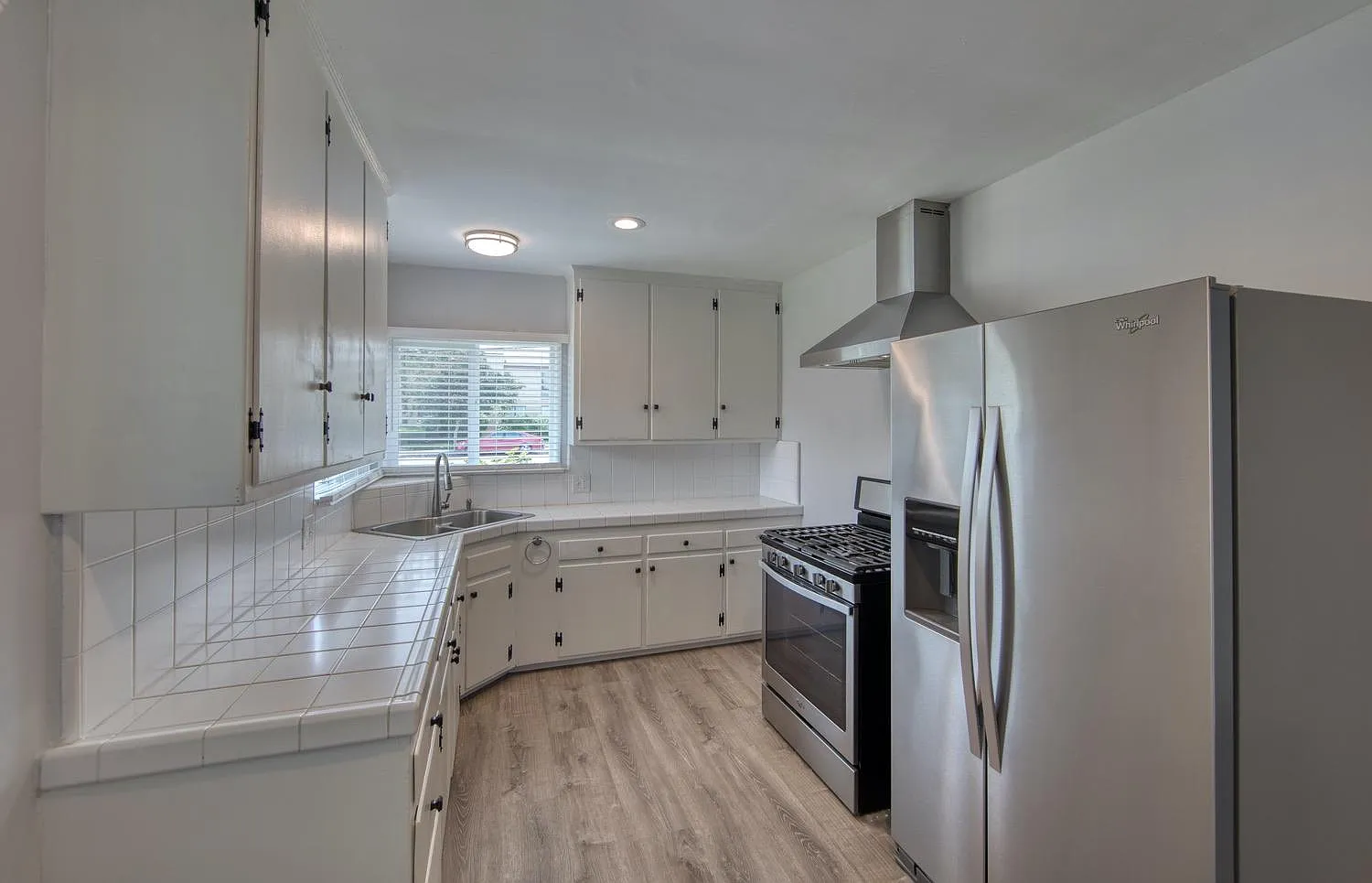 22041 Vanowen St — Photo 4