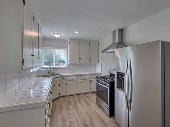4th image of 22041 Vanowen St