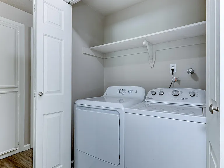 Beautifully Renovated 2 Bed, 1 Bath Townhouse Available July 1st! — Photo 18
