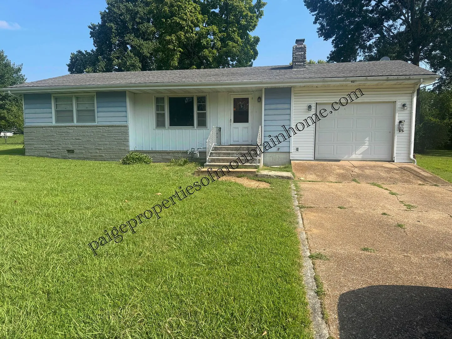 Charming 2-Bedroom Home with Large Yard & Garage — Photo 1