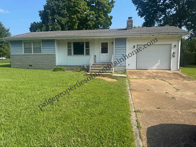 425 Ashington Dr — Photo 1