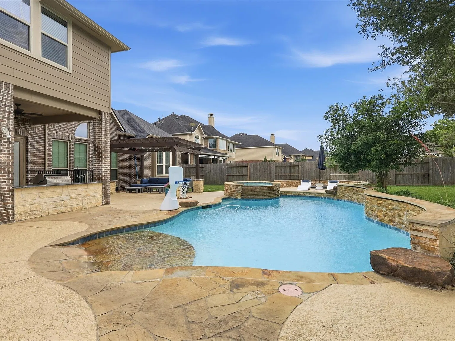 4 bed, 3.5 bath, 4595 sqft, $6,250 — Photo 1