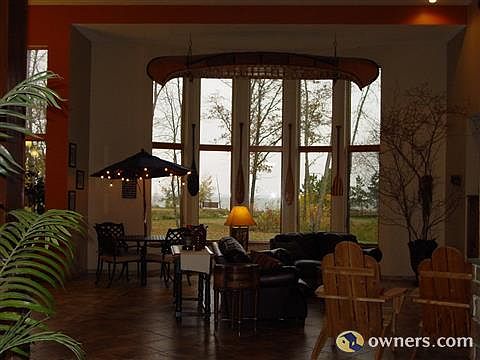 15 Foot ceiling- room for your canoe!