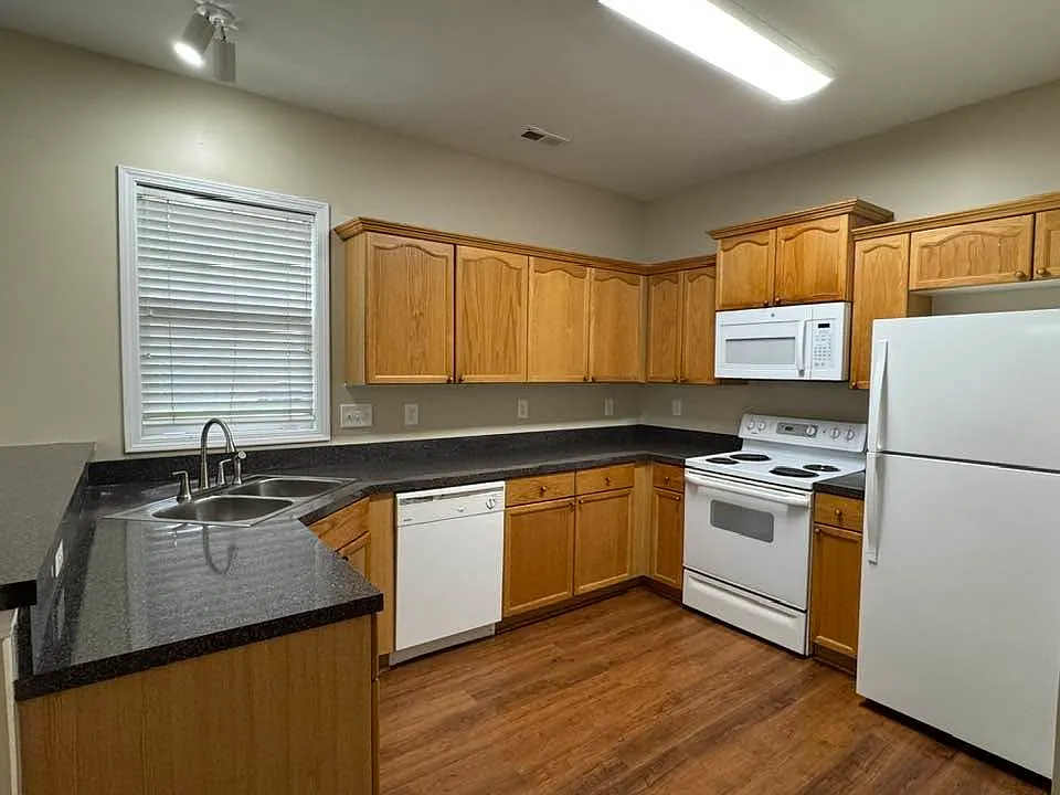 3 bed, 2.5 bath, 1500 sqft, $2,300 — Photo 2