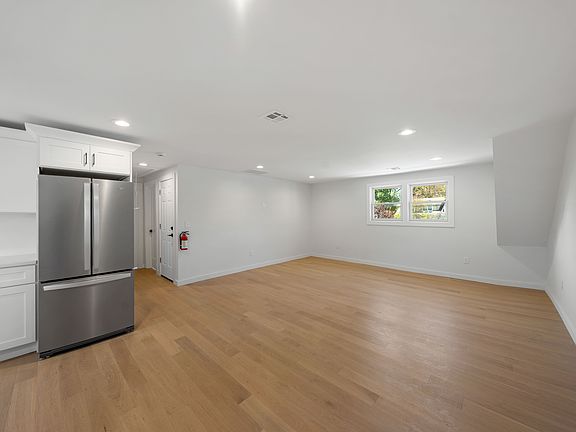 4th image of 3 Meadow Rd APT 3