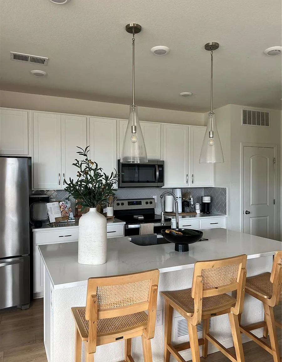 3 bed, 3.0 bath, 1721 sqft, $3,875 — Photo 2