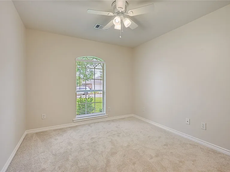 1208 Markham Ln — Photo 11