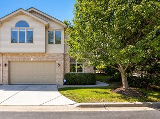 661 E Nerge Rd, Roselle, IL 60172