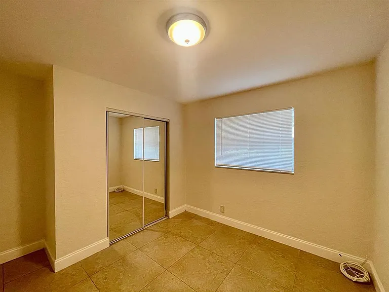 601 NE 29th Dr #7 — Photo 7