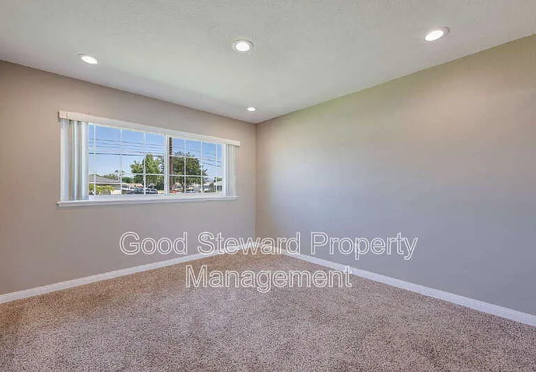 1219 N Van Buren St — Photo 22