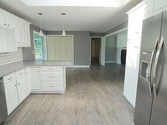 4th image of 9 Roma Ct
