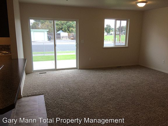 4th image of 1649 W Pheasant St #B