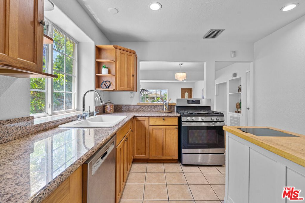 1142 S Windsor Blvd, Los Angeles, CA - More