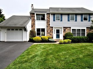 8 Garrison Ct, Holland, PA 18966