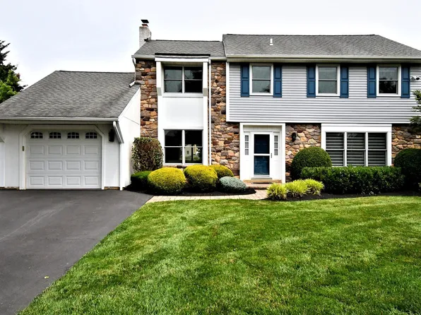 8 Garrison Ct, Holland, PA 18966