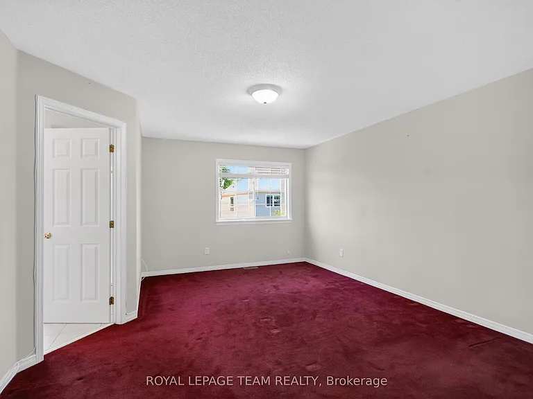 32 Riverstone Dr N — Photo 28