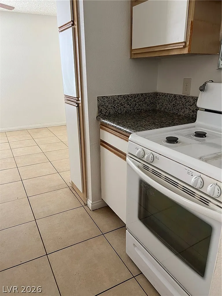 3 bed, 2.0 bath, 1183 sqft, $1,800 — Photo 3
