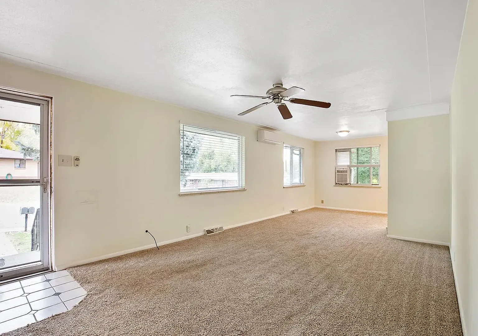 Spacious 3 Bedroom Near Olde Town Arvada with Private Yard — Photo 2