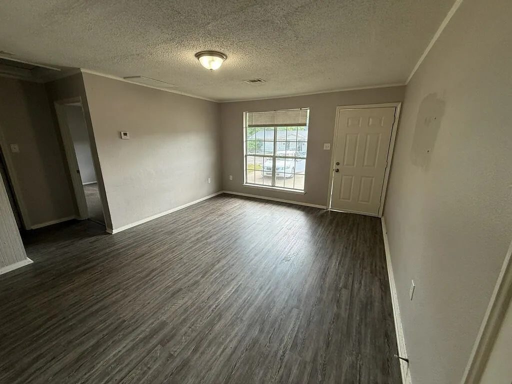 2 bed, 1.0 bath, $895 — Photo 4