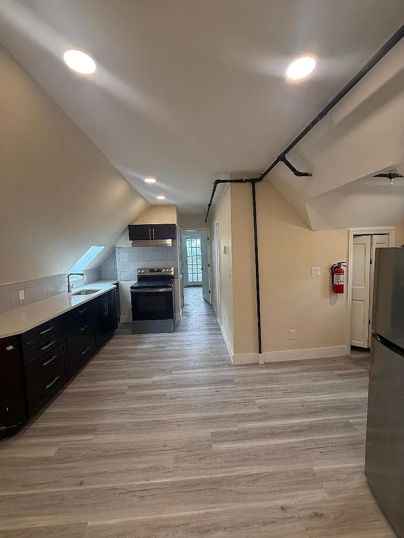 2 bed, 1.0 bath, 790 sqft, $2,000 — Photo 2