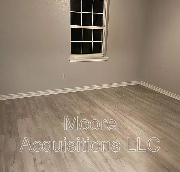 302 E Kansas St — Photo 11