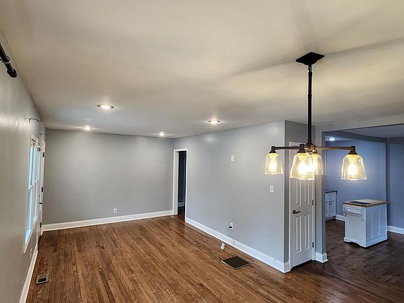 Living/Dining room (Empty)