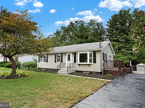 67 E Locust Ln, New Oxford, PA 17350